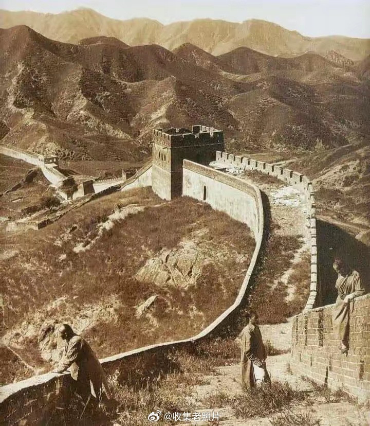 晚清，爬长城登高的文人雅士。古人不见今时月，今月曾经照古人。