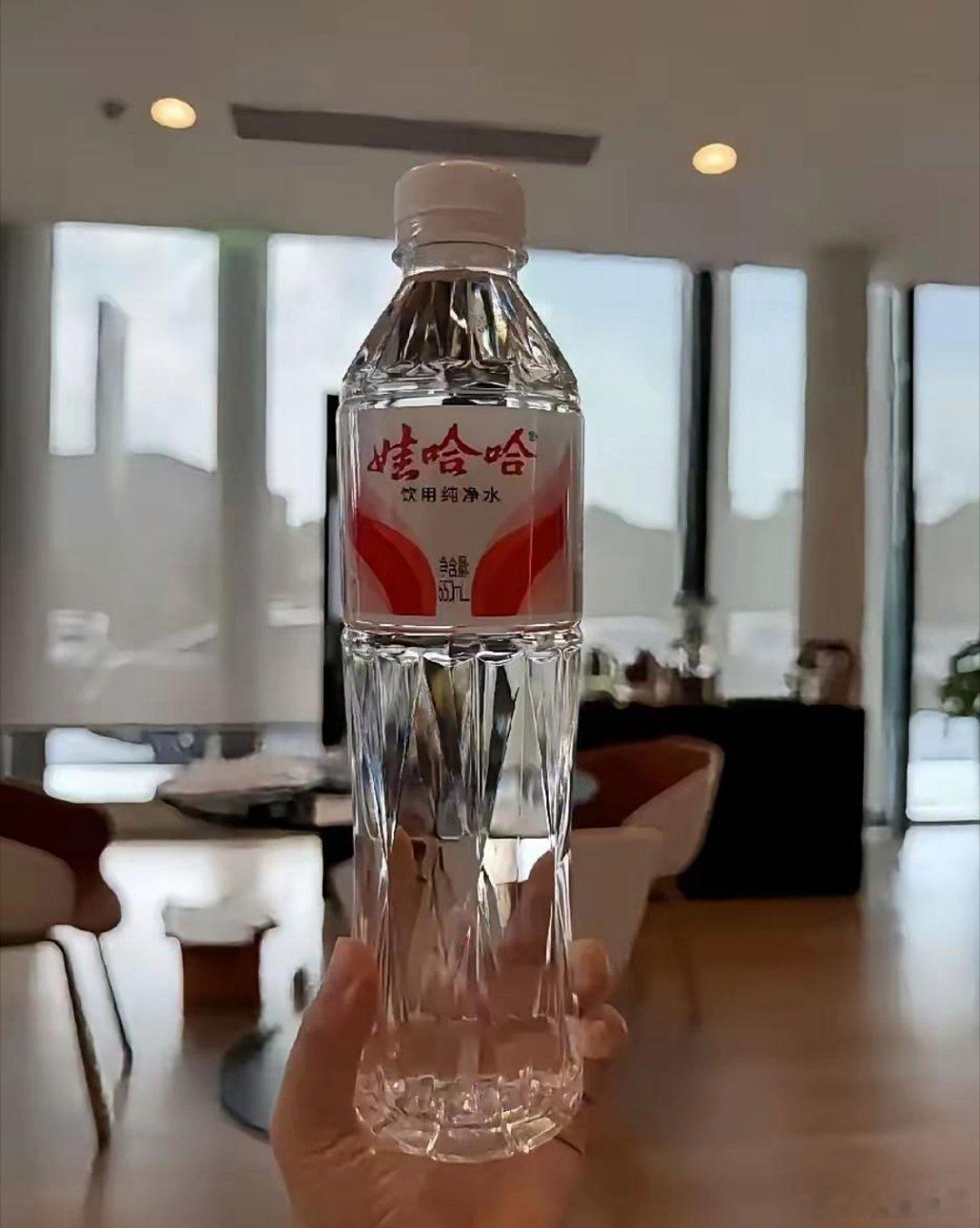 宗馥莉这是终于摸准娃哈哈的新路子了？娃哈哈新包装一出来就吵翻了！这次包装做得是