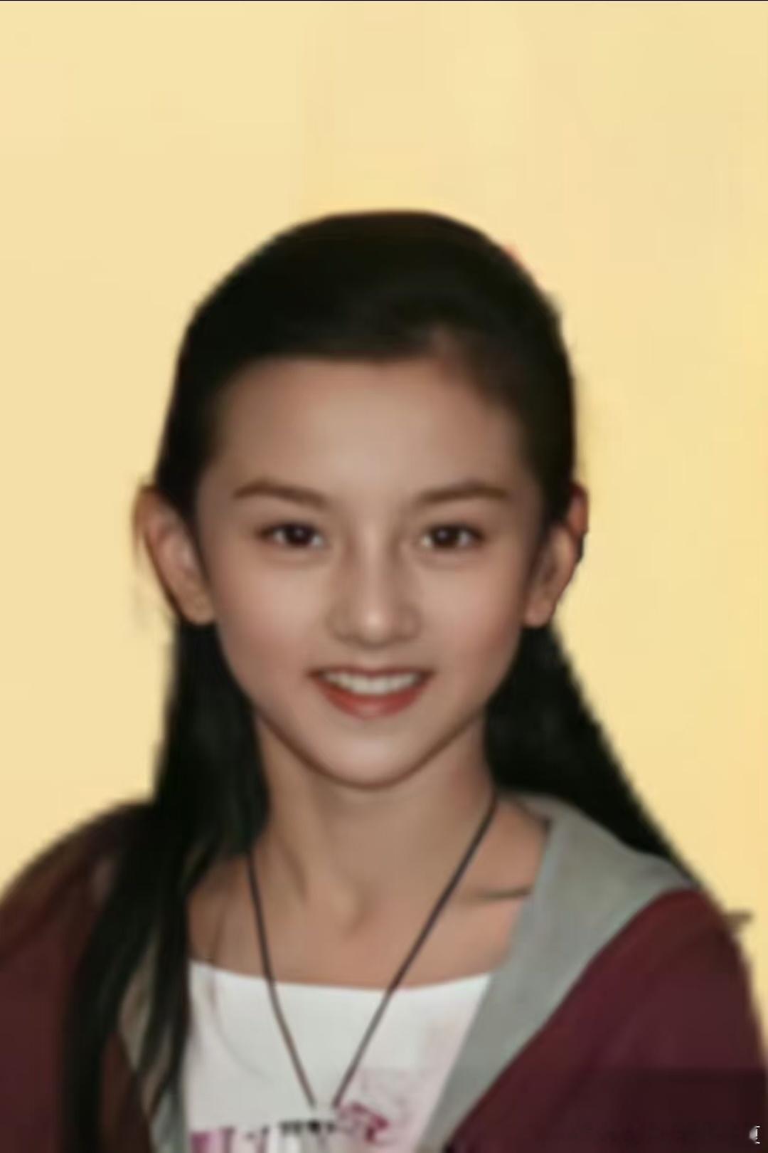 宋祖儿应该是所有童星中最等比例长大的了吧，从小头骨就很完美，一点儿也没长歪。