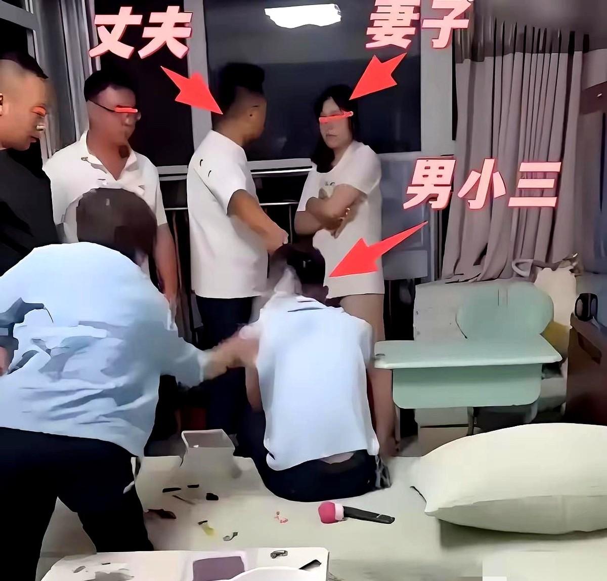 钥匙拧动，防盗门一把推开。丈夫带着几个亲戚堵在自家卧室门口，目光死死钉在床上——