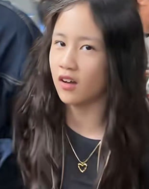 黄磊二女儿黄少艾（多妹）冲上了热搜没想到这次太被曝光了一段视频，原来是网友在环