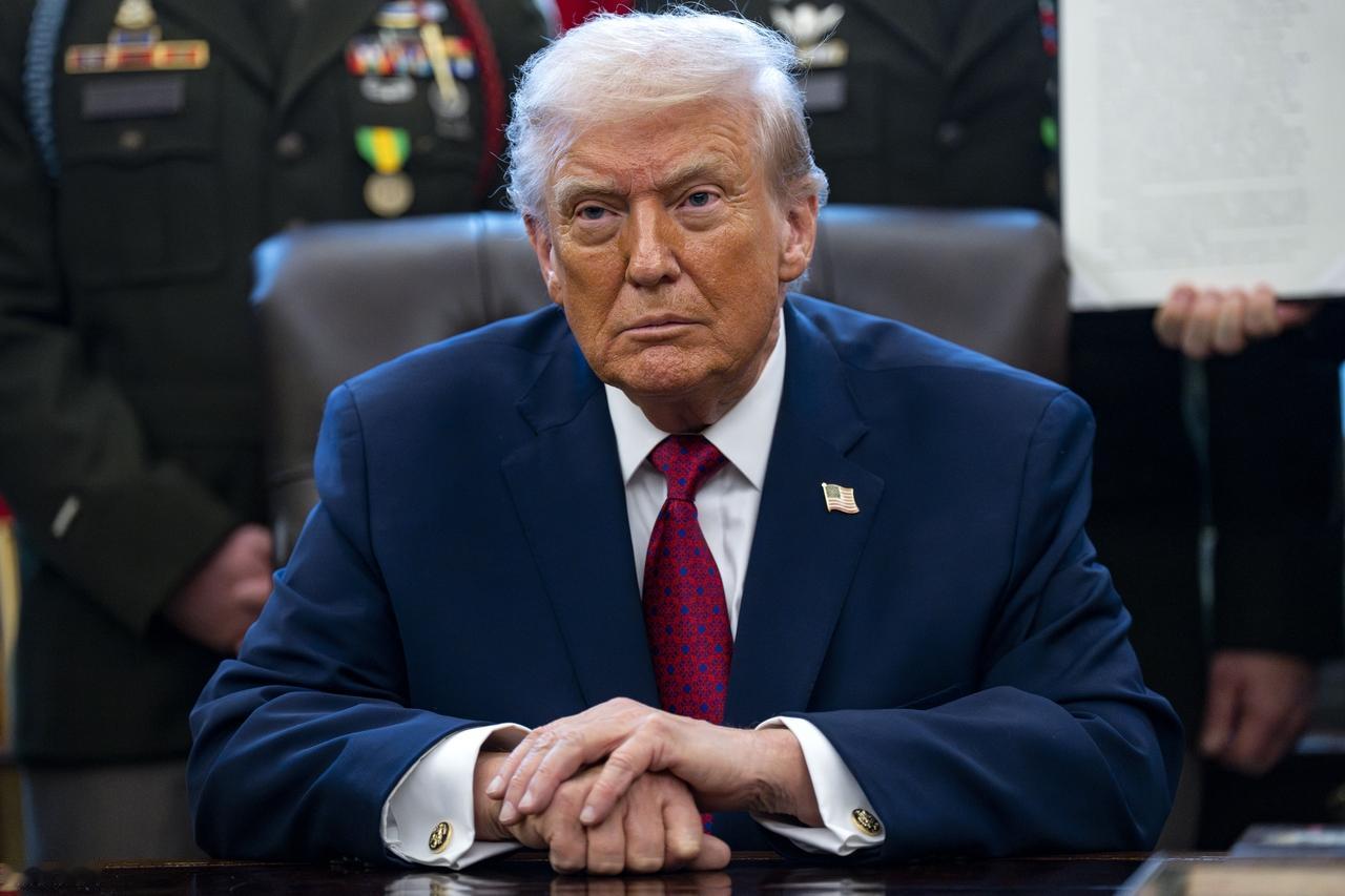 特朗普按耐不住了，又一次给黎智英求情：他年纪大了，身体扛不住。12月15日，