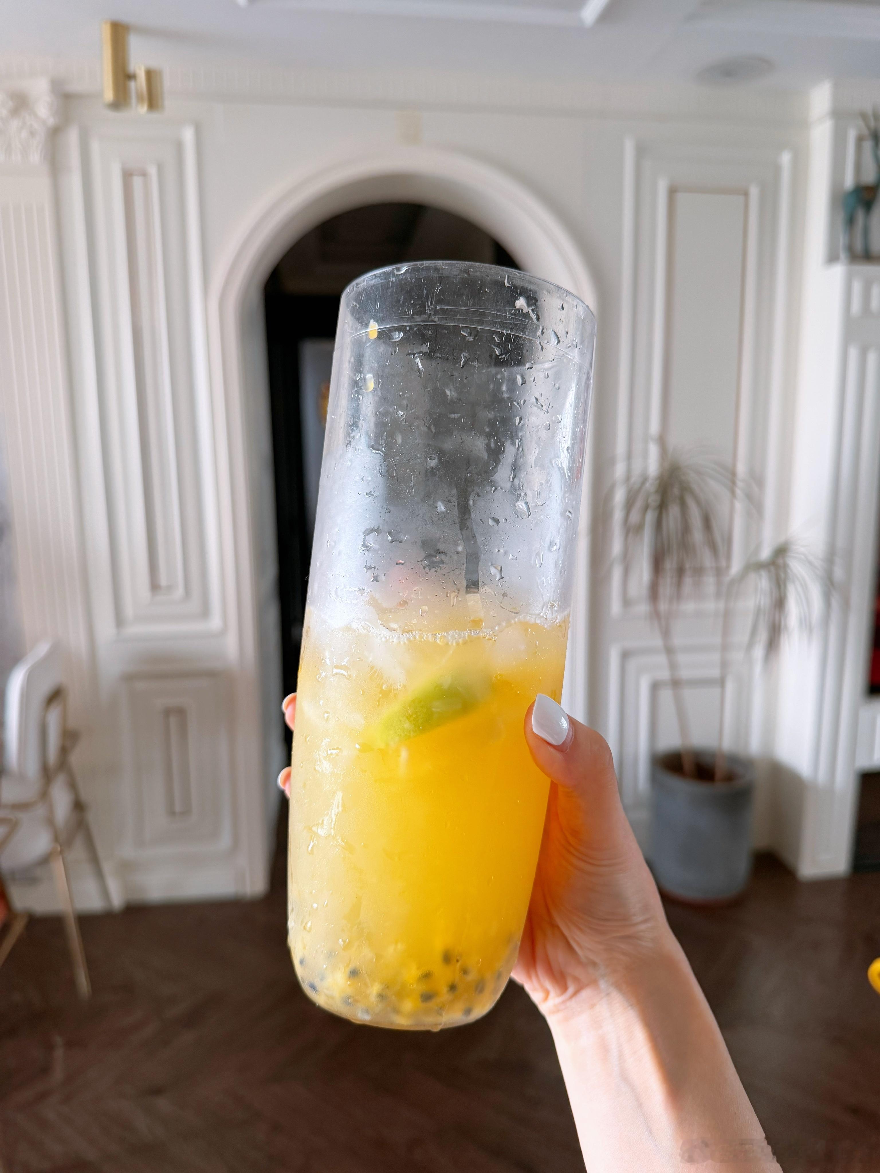 营地里38元一杯的百香果柠檬茶，未央回到家轻松复刻。他说以后要开家烘焙店，卖面包