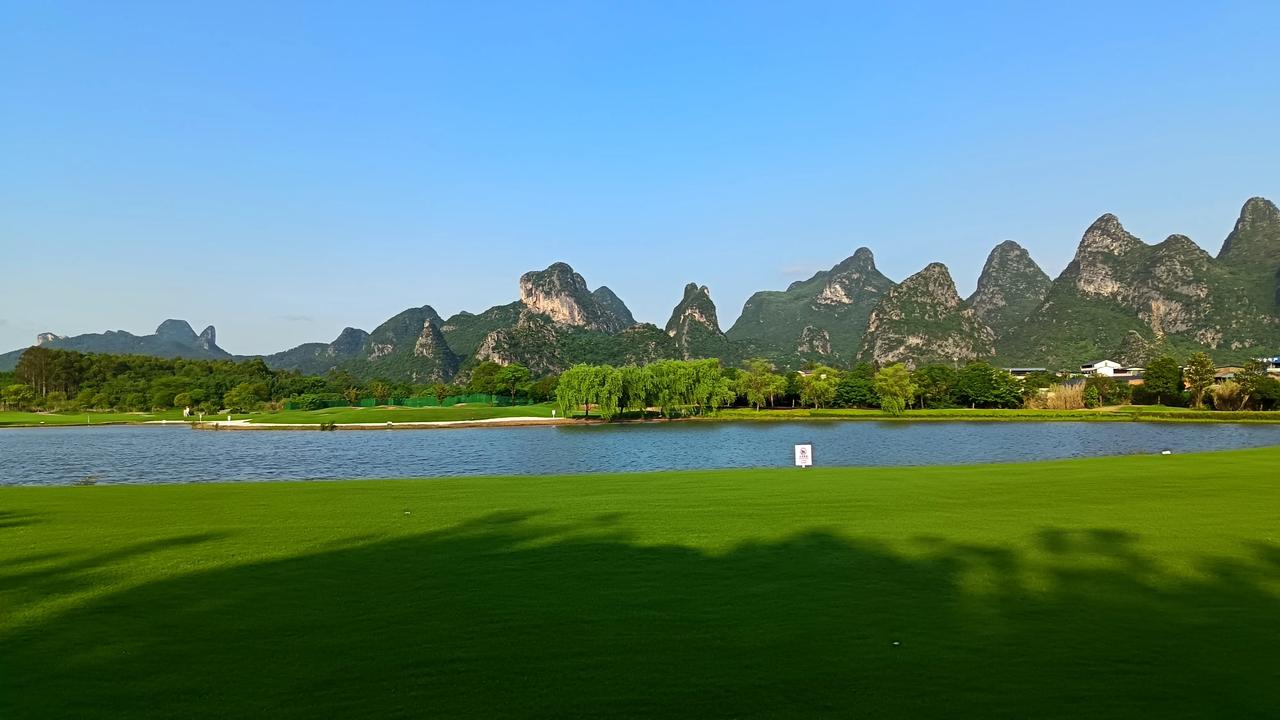 强烈推荐广西桂林新晋NO.1打卡点～桂海晴岚！很多公园的草坪都是禁止踩踏，禁