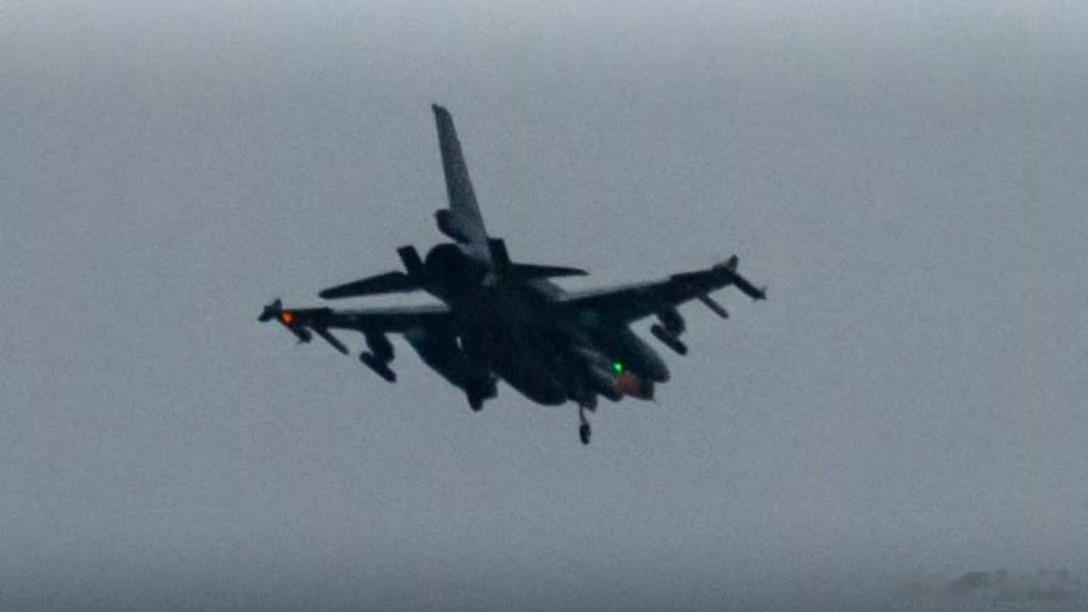 据报，乌军🇺🇦F-16战斗机对俄境内罗斯托夫地区塔甘罗格附近的一个直升机基地进行了大胆的空袭。飞