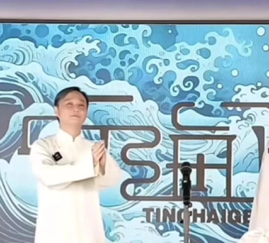 闫云达直播间里模仿前老恩师打小抄的全过程，通过小动作把小抄放醒木下面，想告诉观众