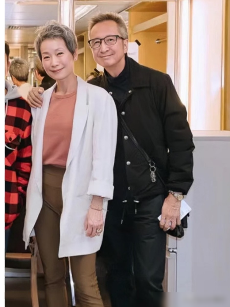 她老公又被拍到了，这次是在出租车里，头贴着头。叶童1988年嫁给他，38年了。陈国熹身边从来没缺过女