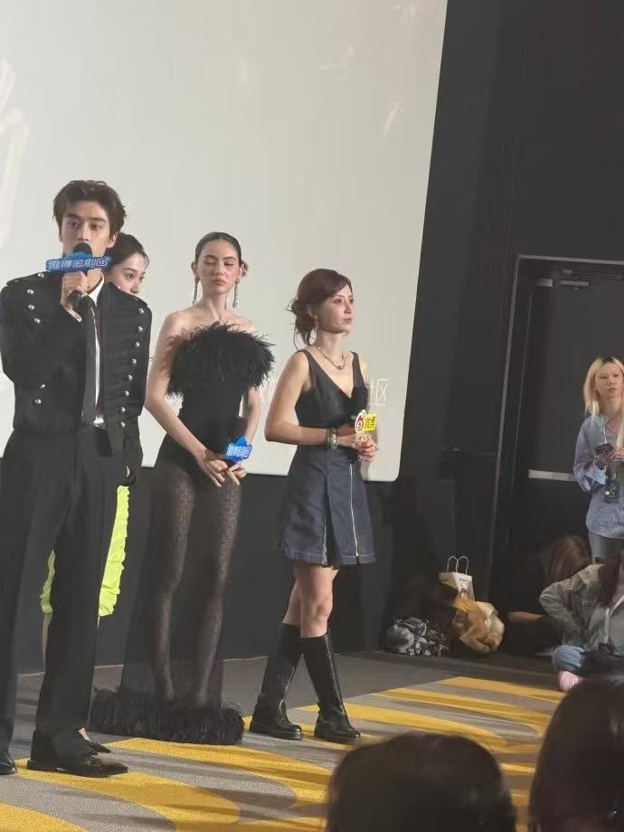 C位给主演张萌站一边剧里的演员都说张萌很照顾他们，合照让C位，私下也很贴心。这