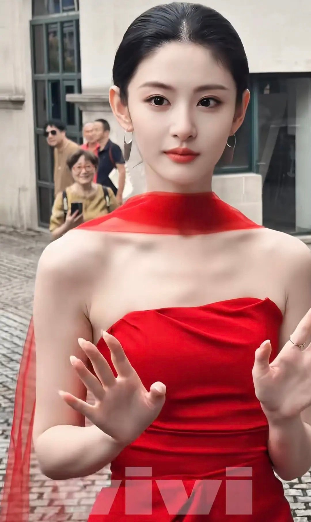 赵晴有望靠脸成为00主力军吗刷到今天开机这个贴头皮真的美到我了​