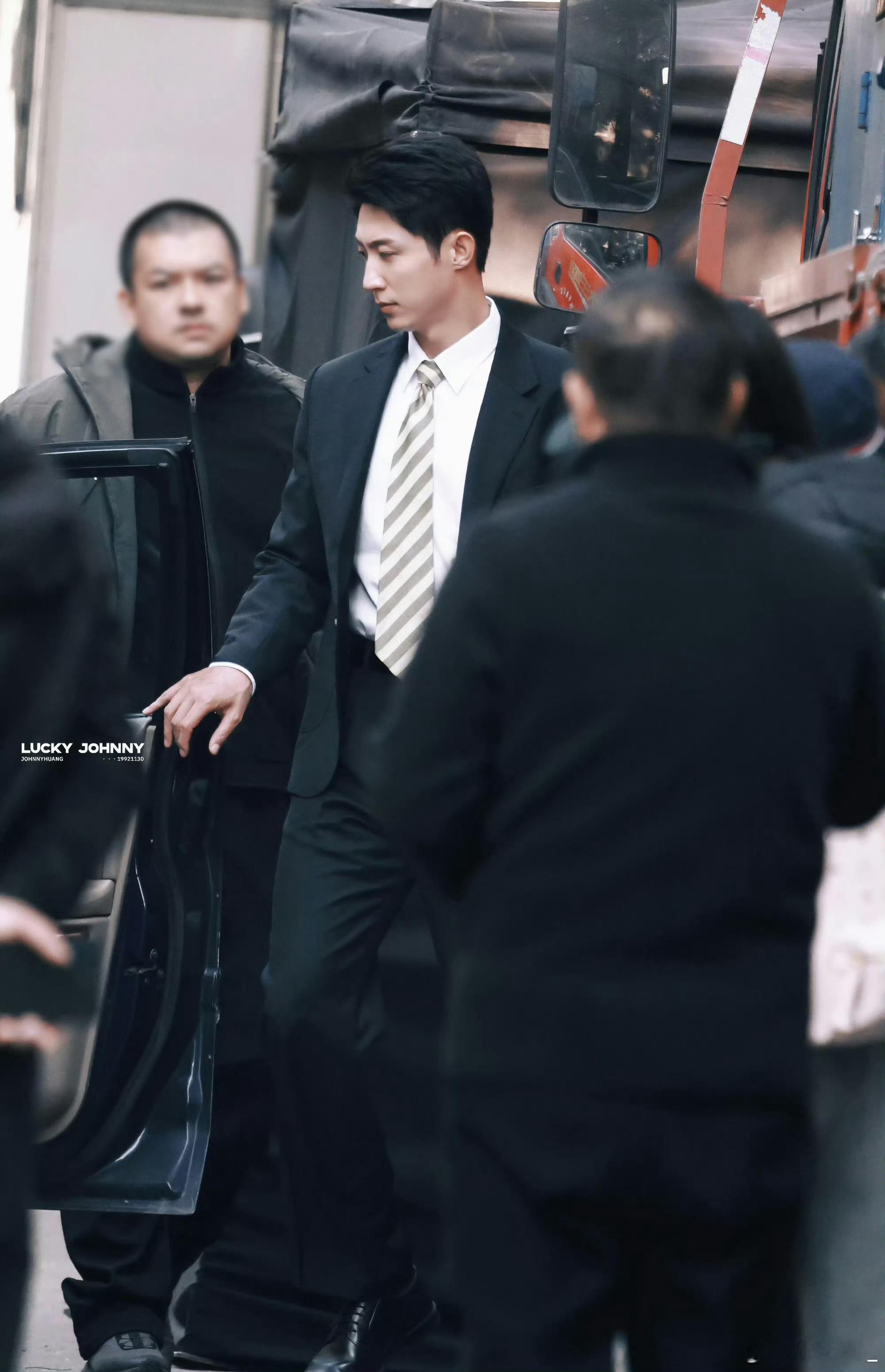 黄景瑜西装daddy级别肩宽腰窄的比例把西装撑得超有范儿，黑西装一穿气场两米八，