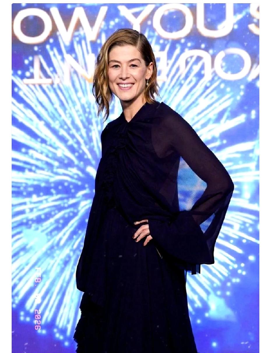 英国首相旁边这位姐，一开口，全场都给整不会了。英国首相今天在会议上发言时旁边