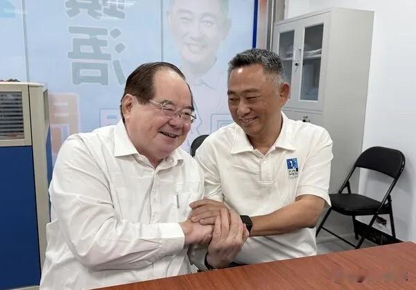 杨镇浯宣布：退出金门县长选举在国民党副主席兼秘书长李乾龙的陪同下，前金门县长