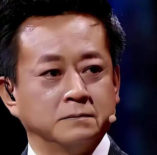 从央视一哥到停职四年，重返央视后坐冷板凳，朱军到底做错了什么？  