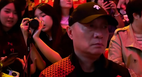 莎莎输掉的那一刻，镜头给到了杨指导，只见他满眼的心疼，他应该也期待自己的徒