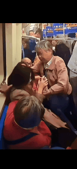 我终于知道为什么上海地铁两位老人敢对女孩撕扯了，你看她们岁数应该挺大的了，但是力