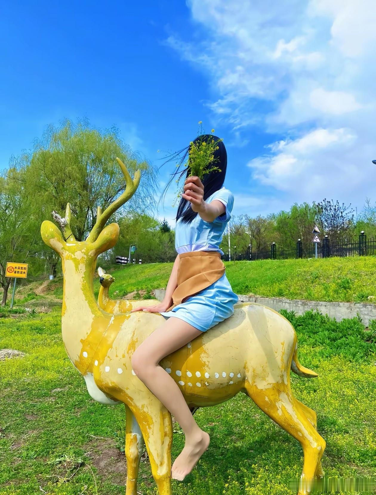 顶级街拍青青草地，户外拍美女一分钟视频创作季精彩人像​​​