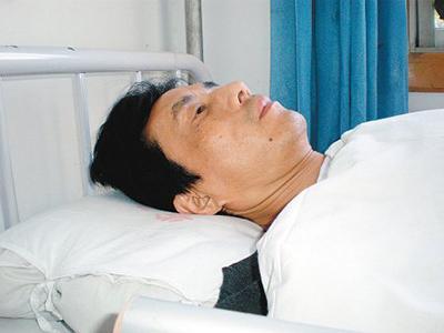 父亲病危, 母亲不让女儿救, 得知原因, 父女抱头痛哭不敢相信
