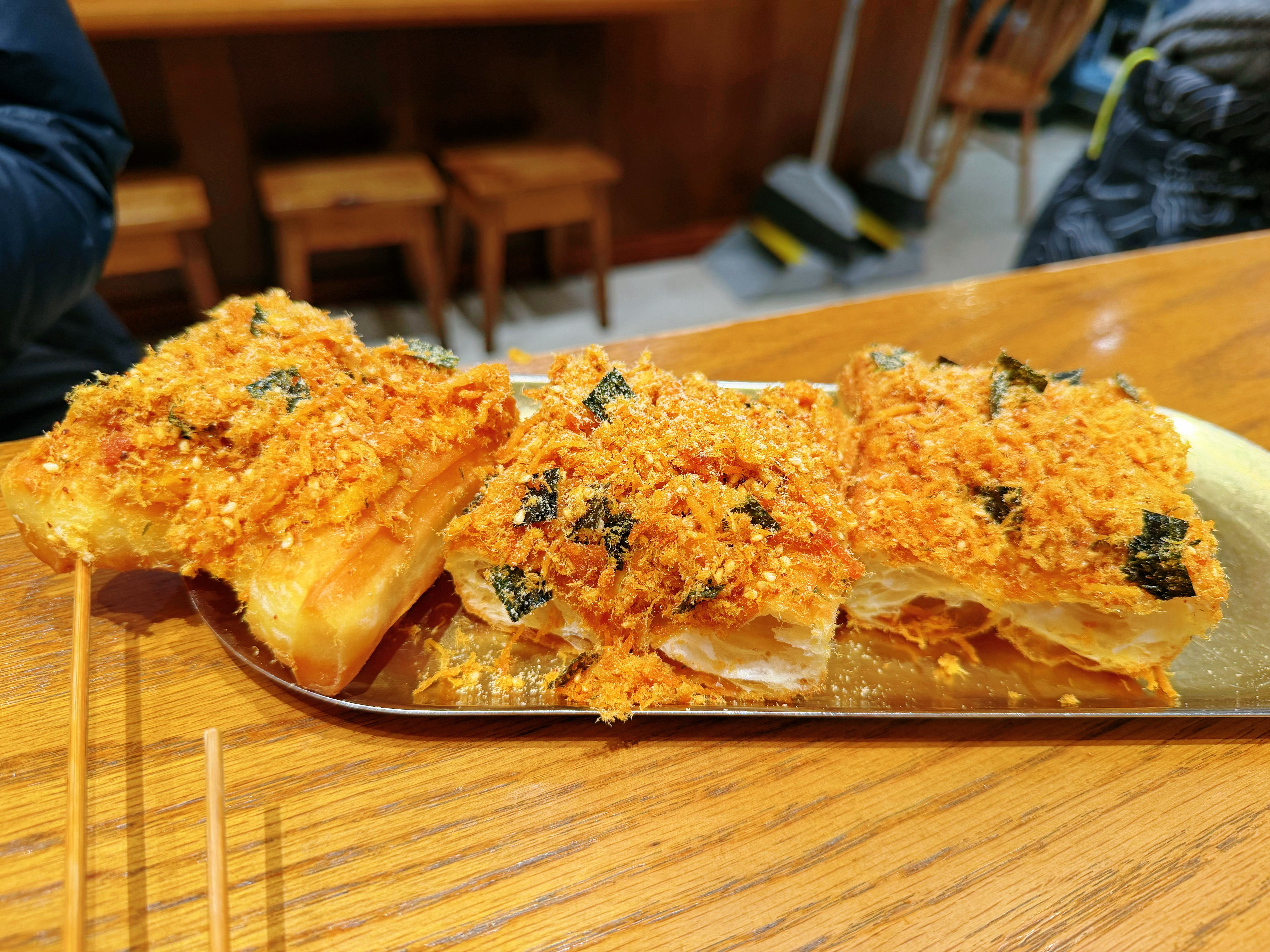 🔻乐山街头，简单垫一口。🔻人不多，不排队。春节热点现场