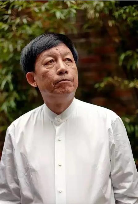 易中天说："一定要记着，人老了以后，不会再有谁想跟你亲近了，因为你已经没有了利用