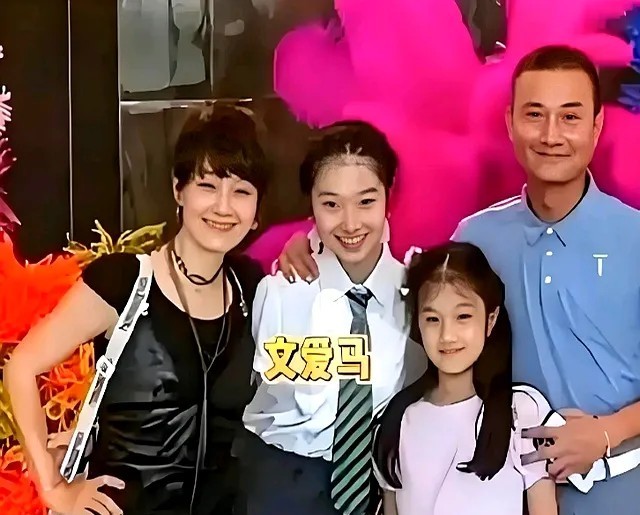 曾经最幸福姐弟恋！现在一别两宽结束！怎么能没遗憾呢？一家四口照片爸爸妈妈永远不能