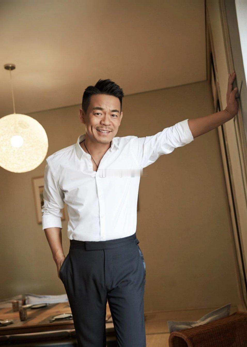 演员孙浩当街小便，怎么会有人认为这是正常的呢？孙浩与杨坤、左小青等友人在北京