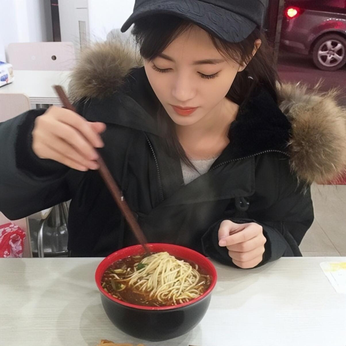 鞠婧祎你可以慢慢吃东西【鞠婧祎】如果当时也有人在乎你委不委屈就好了