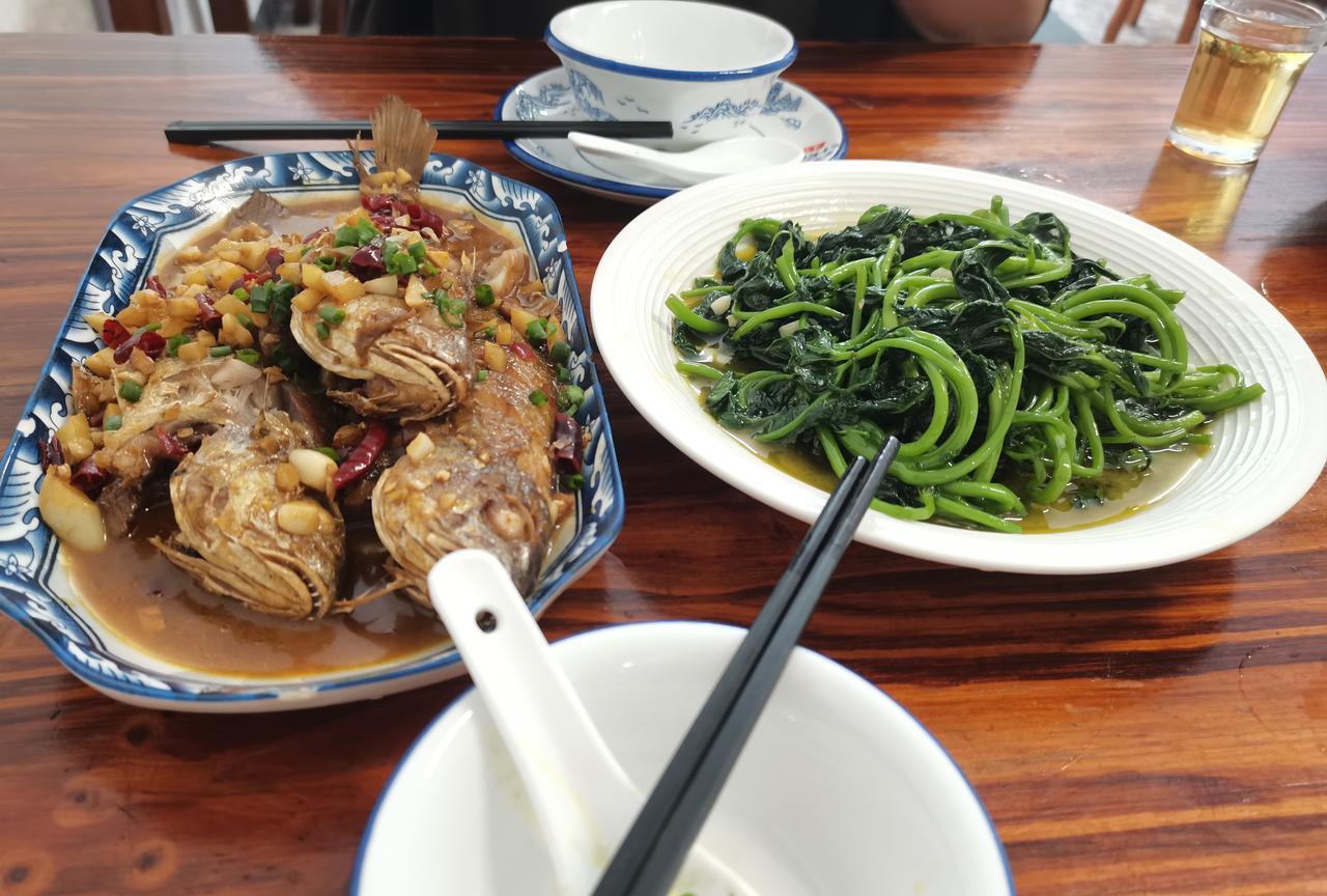 这两个菜怎么样？看着有食欲吗，你来猜猜价格。旁边有个小饭店生意真是火爆，昨天中