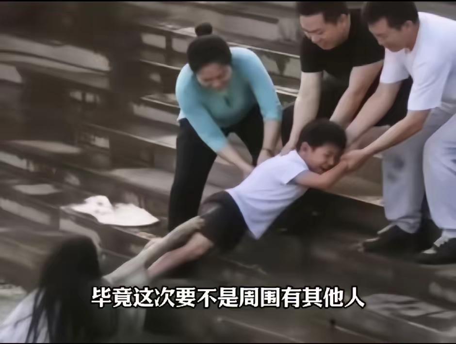 据说被小孩哥打的是“水鬼”。​网传少年跳水救人，反倒被落水女子拼命往水下拽，幸