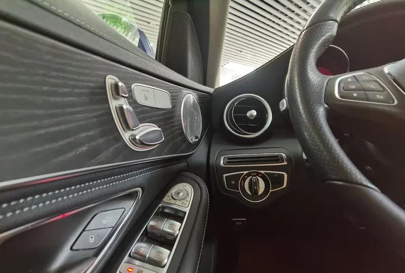 浙江嘉兴的沈女士真是倒霉透顶！她退一件150多元的大衣时，竟把奔驰C260