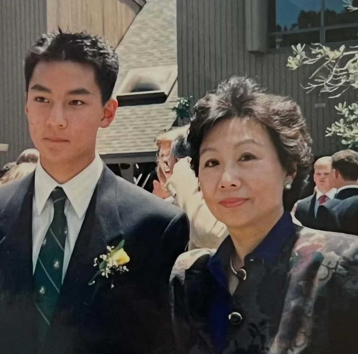 23岁的吴彦祖，大学时和父母的合照​​​
