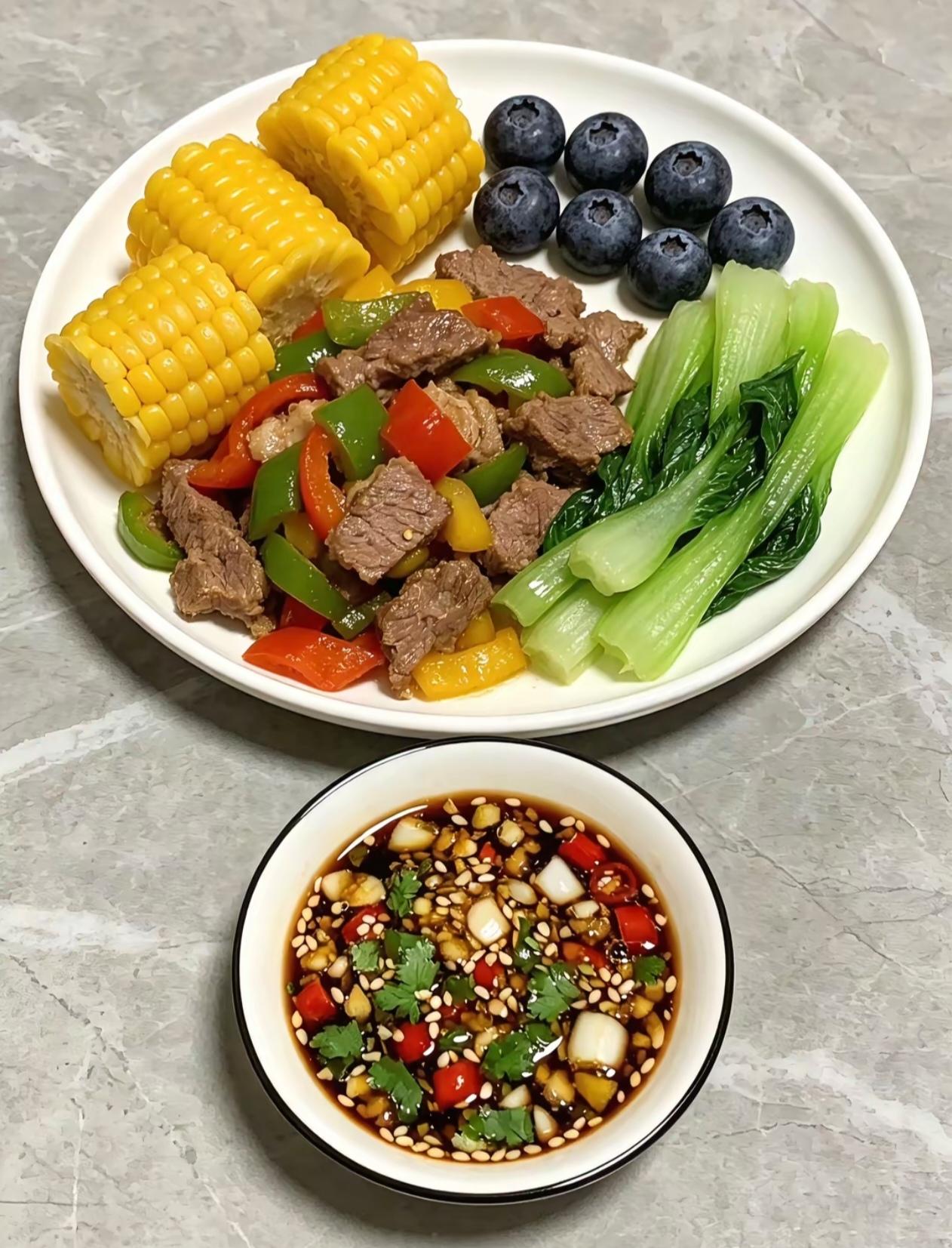 健康减脂不挨饿，表嫂一月瘦五斤昨晚吃完饭出门散步，顺路去表嫂家小坐，刚好碰