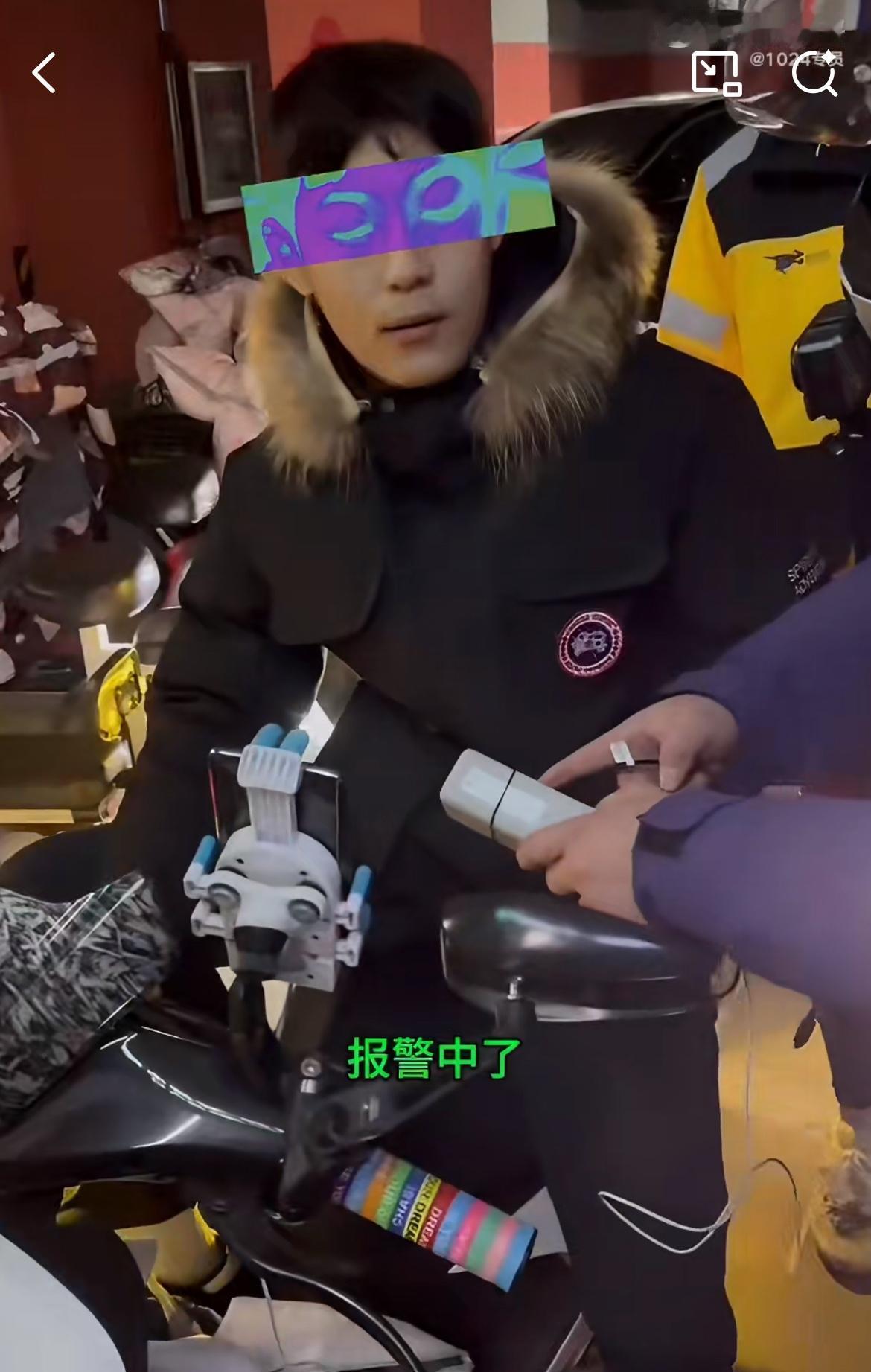 一对少男少女多次偷外卖、偷充电宝，被外卖小哥在停车场怼住了。两人骑着电瓶车，男女