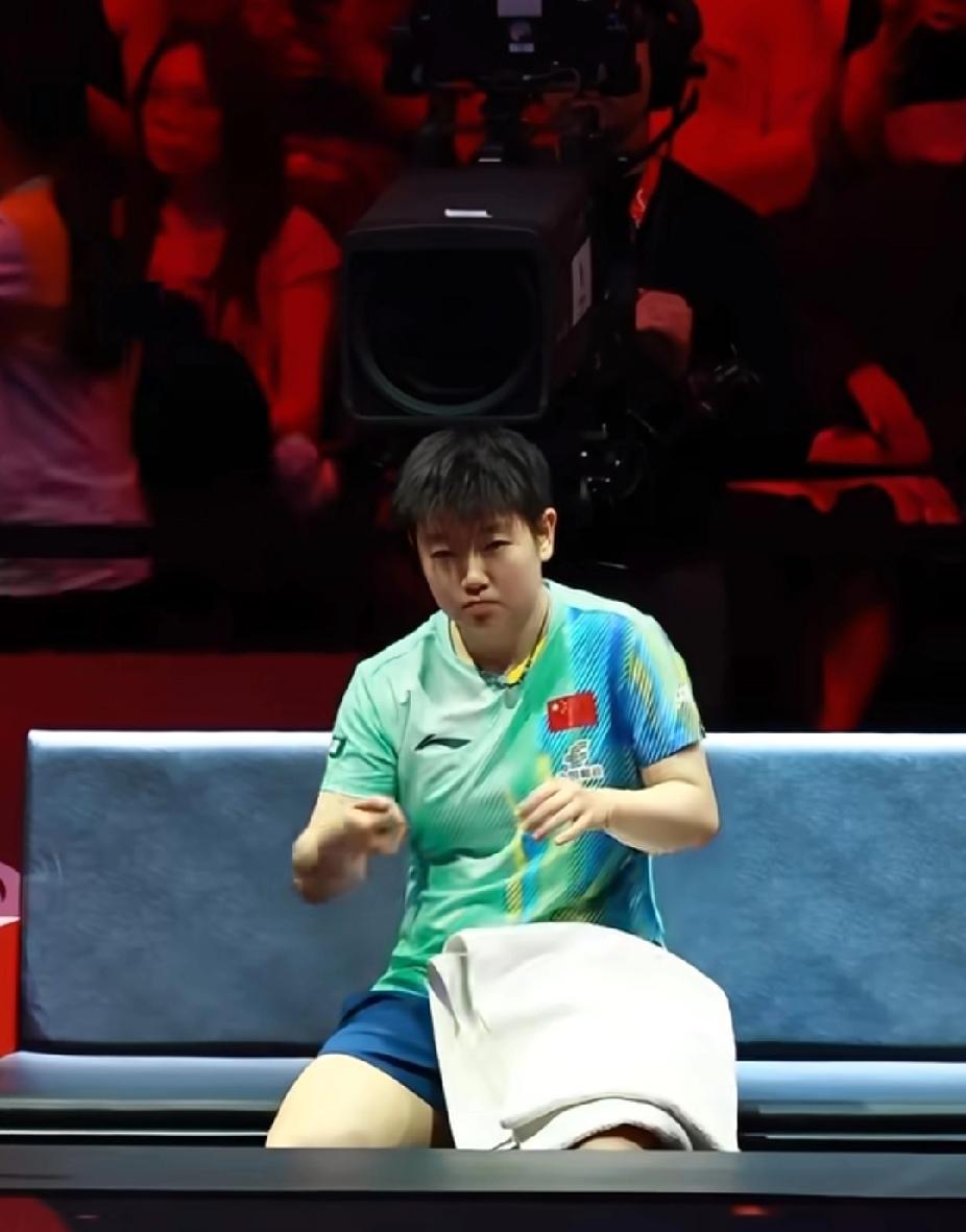 谁懂啊！莎莎这中场“战术比划”也太可爱了吧🏓WTT新加坡大满贯女单赛场，