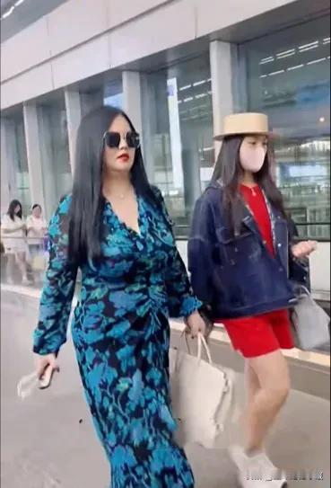 李湘母女二人结束日本东京之行回国，现身机场，二人走出六亲不认的步伐，看着都十分豪