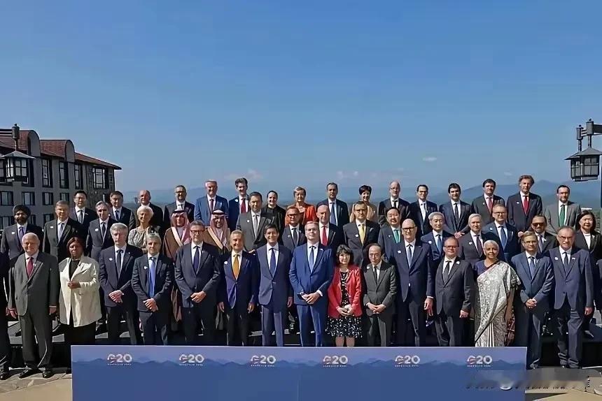 2026.9.3G20财长和央行行长会议合照，中方代表站在后排未位。与之对应的