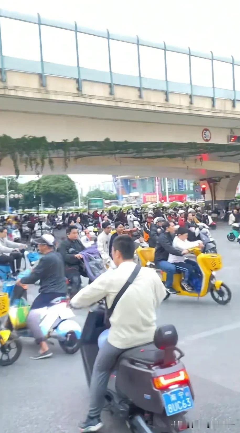 广西南宁也绝对是一个老牌的电鸡之城了。好多年前第一次去南宁的时候，就被街头这浩浩