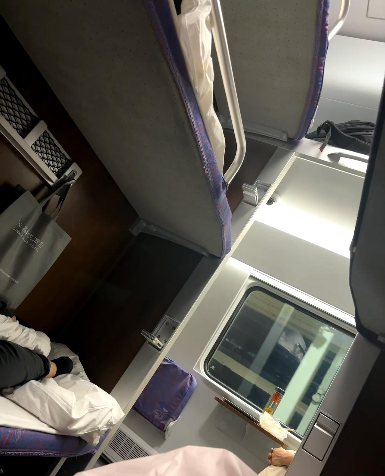 卧铺能否尽量分男女？像在男生宿舍般不安，还被鼾声包围，太煎熬了。其实这也就是