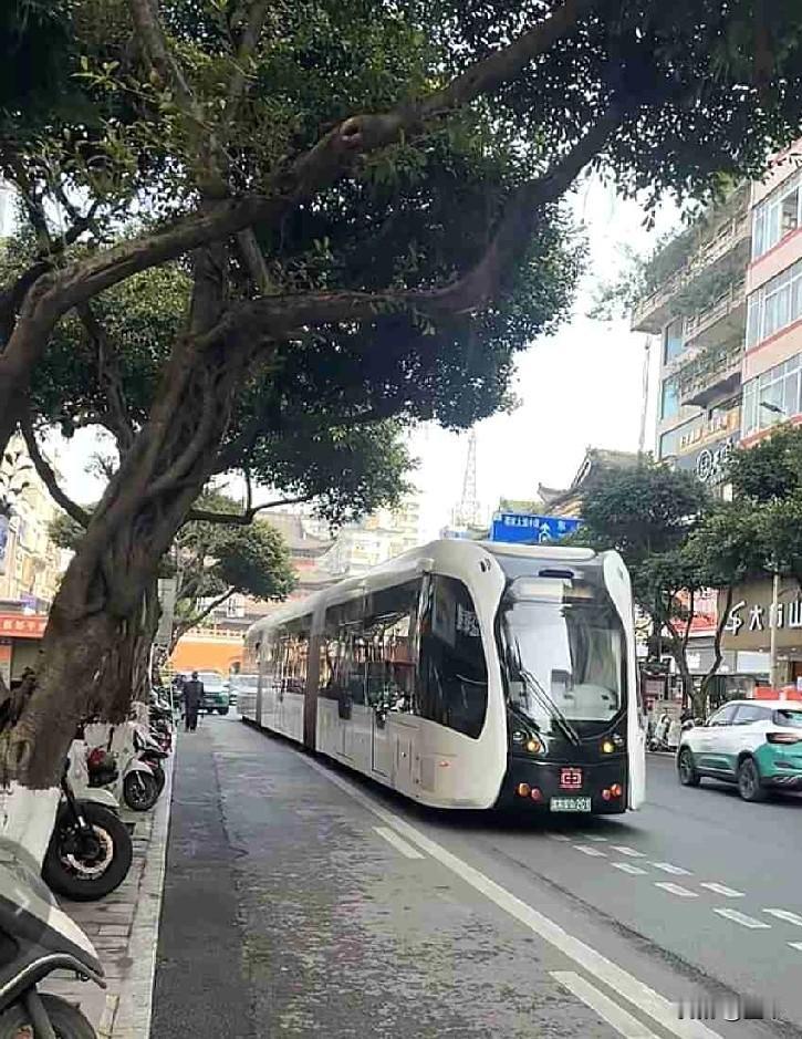 宜宾智轨T2线争议不断，老城区更堵了？市民吐槽与官方规划的互相矛盾。“