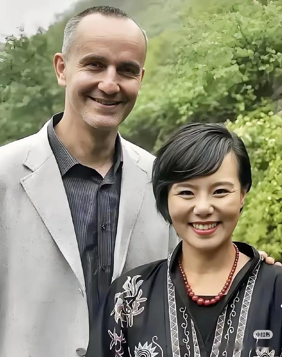 事实证明男人变心比女人更绝情不信你看龚琳娜老公老锣他移情别恋，不但直接告诉龚