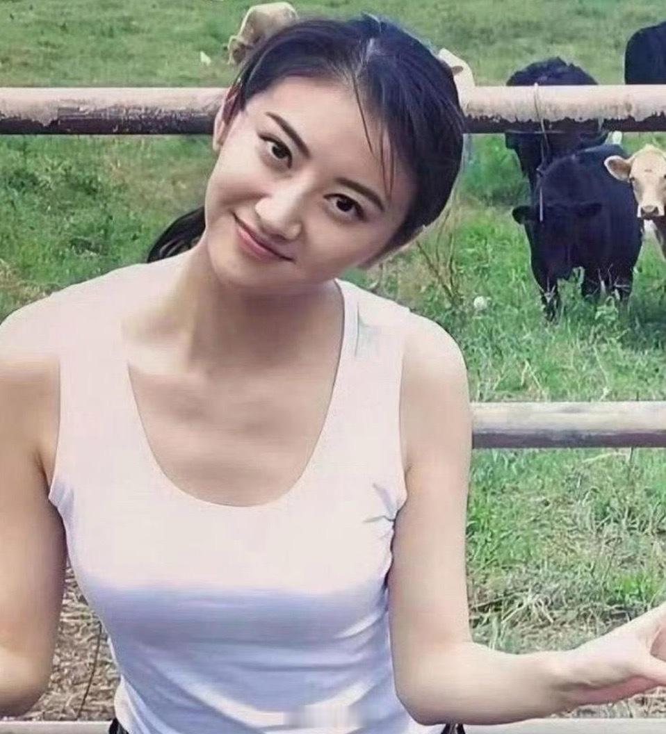 景甜早年上学时就是很多人的白月光了！未施粉黛却惊艳万分！