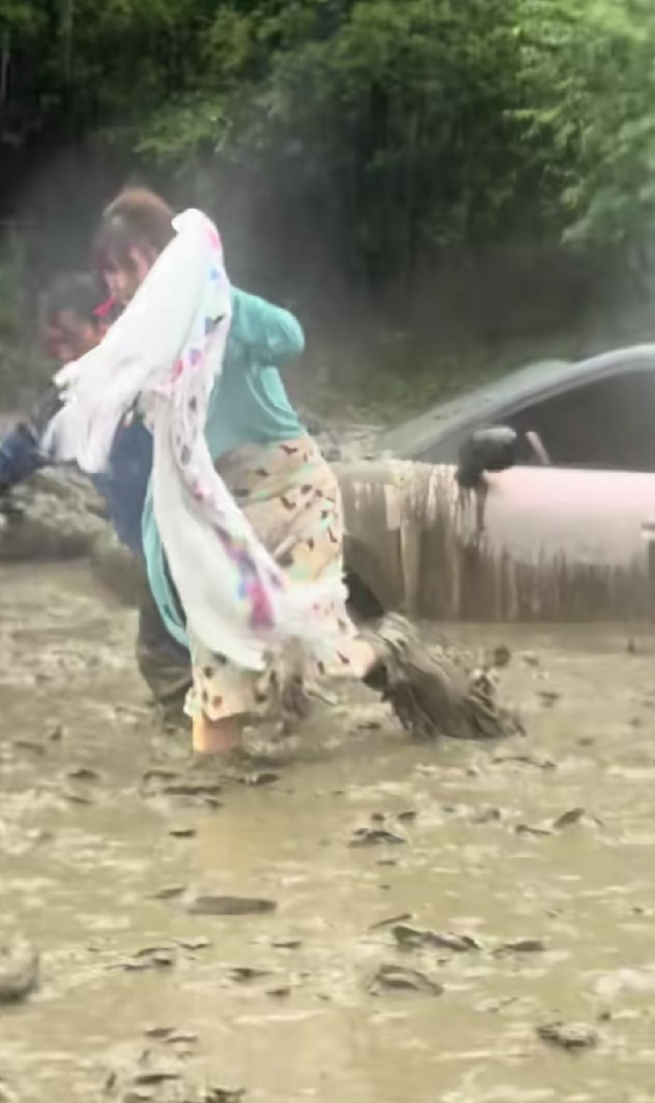 香格里拉泥石流！开房车的一对男女从陷到淤泥里的房车狼狈的逃了出来，底下的淤泥都已