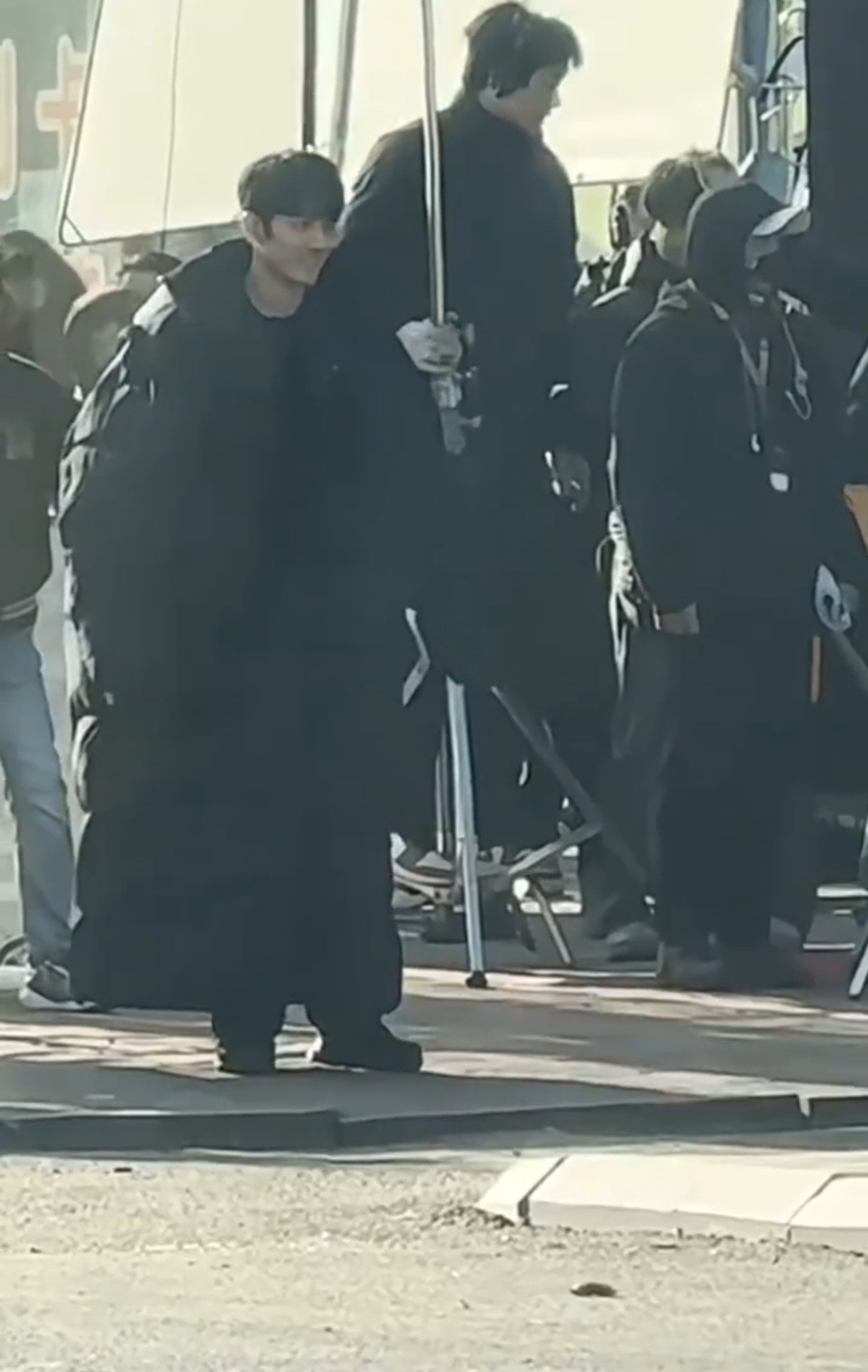 笑亖了哈哈哈哈哈哈哈哈哈肖战穿超长羽绒服vs我穿belike：