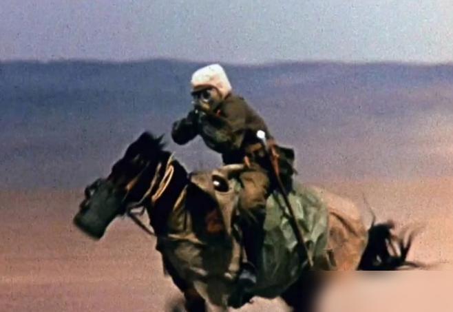 别再问为啥好莱坞不黑中国了——不是不敢，是舍不得。《赤色黎明》翻拍时，剧本里“中