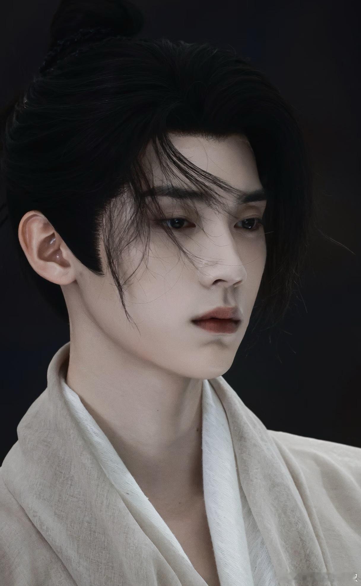 看到没，wuli周翊然多幸福😍宝格丽代着，娇兰大使当着，海🐧宠着，这还只是新