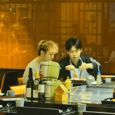 戴着围兜给王cc加面的王楚钦，一脸萌萌的，这画面咋那么可爱呢！中午，头哥换