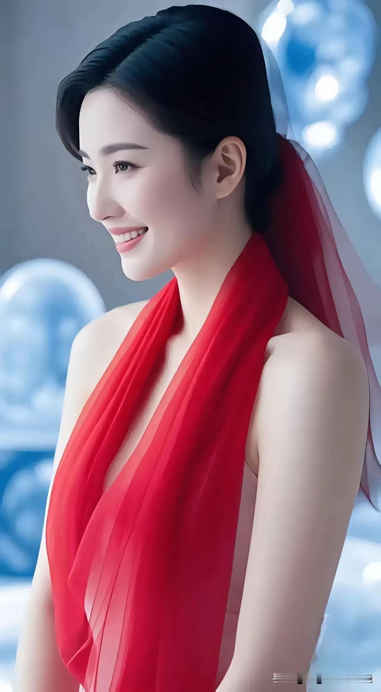 邻家娇女这位姑娘模样俏，好似贵妃又来到。发髻如云轻轻摇，眼似杏花脸如桃