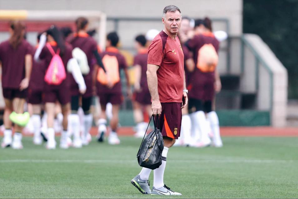 《直播吧》报了个料：中国女足主帅米利西奇下课，48岁武汉女足主帅常卫魏或将接手。