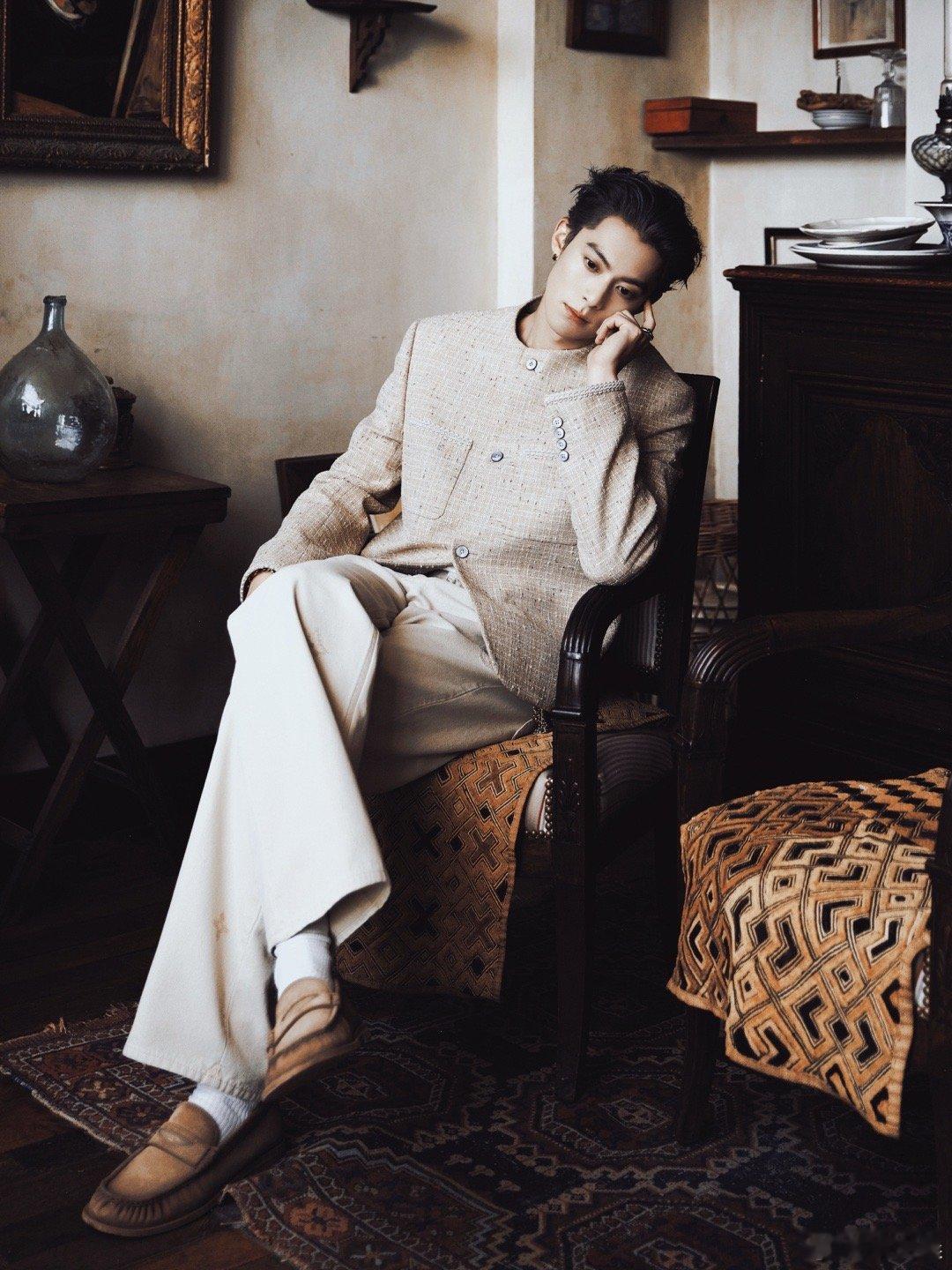 王鹤棣在巴黎帅得大事很妙镜头下全程抗打，皮肤状态绝了，利落造型适配度满分，这波