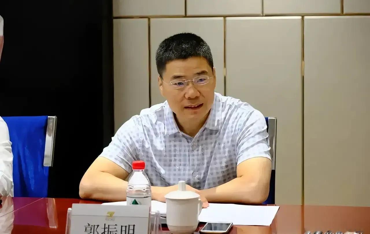 CBA季后赛最近出了个大变动，八进四阶段的赛制突然从五局三胜改成三局两胜，这背后