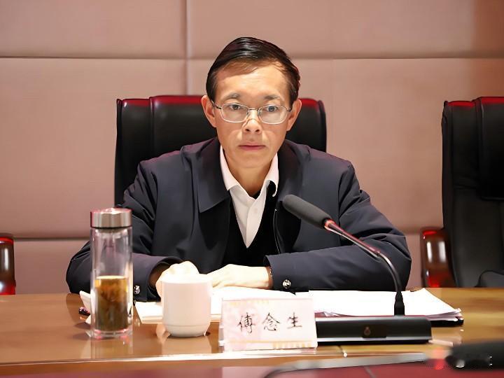 今天重庆铜梁区中医院的傅念生又上了热搜他在铜梁医疗行业深耕了几十年从1989